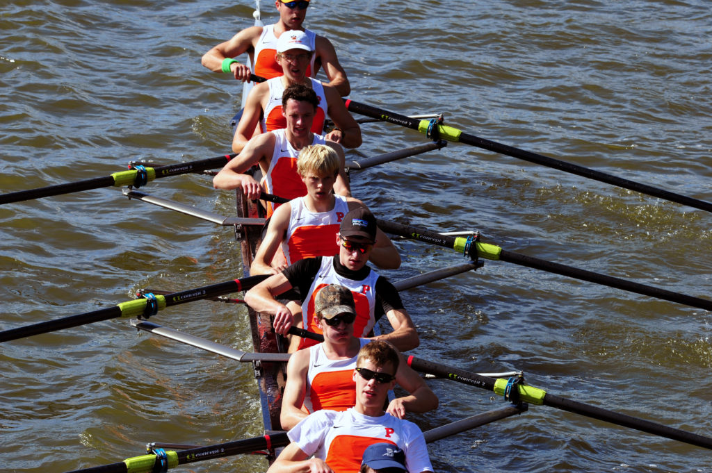 Fernando Lima rowing a boat in a body of water