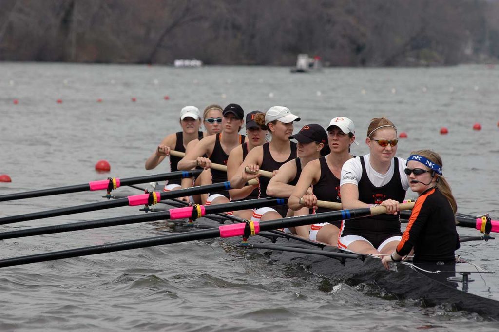 Lyudmyla Kichenok, Caroline Lind rowing a boat